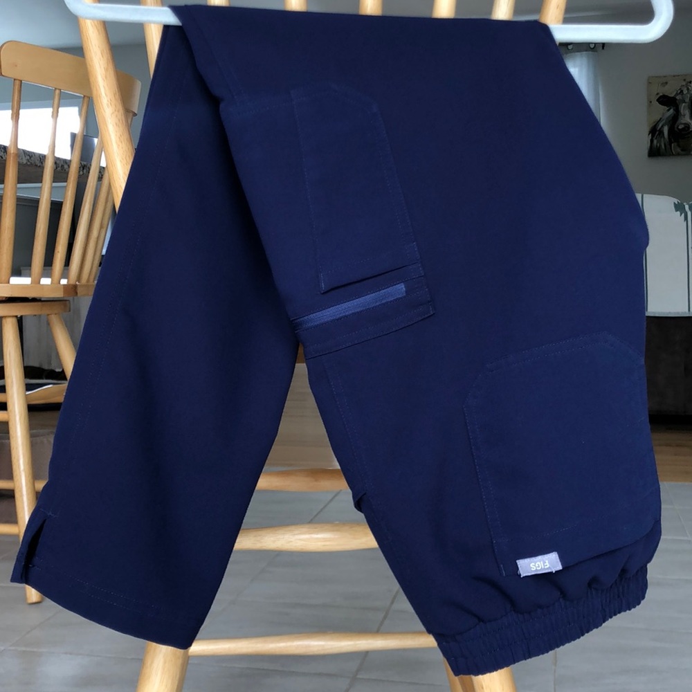 Women’s FIGS Yola Skinny scrub pants in Navy. Size small